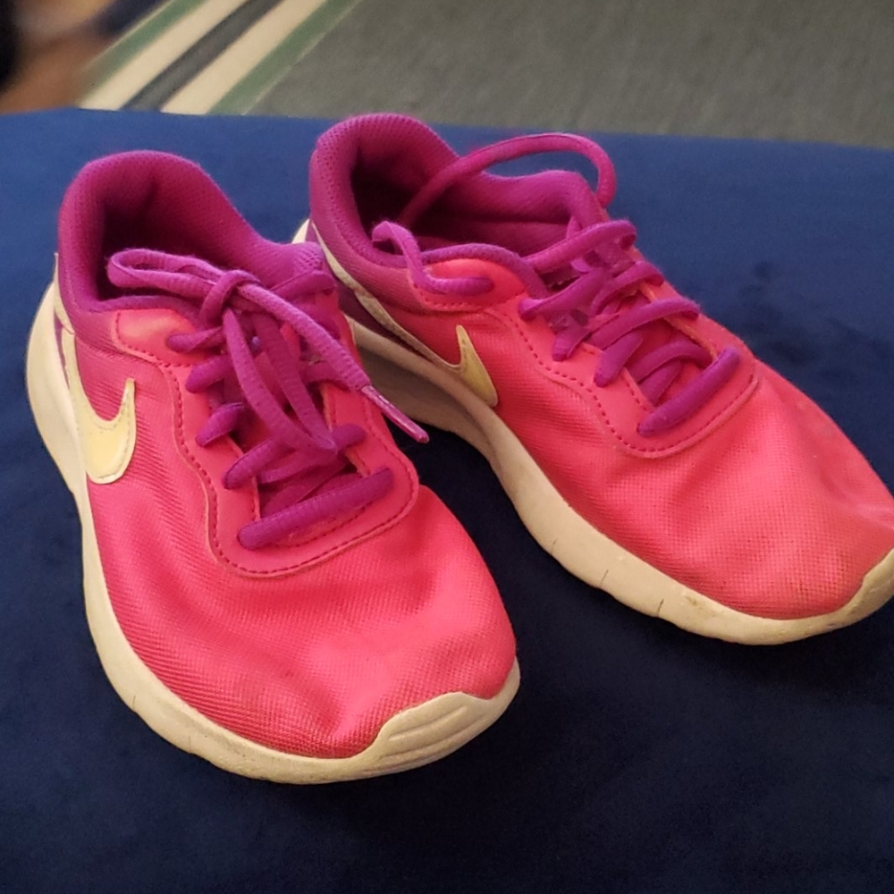 Girls Nike tennis shoes